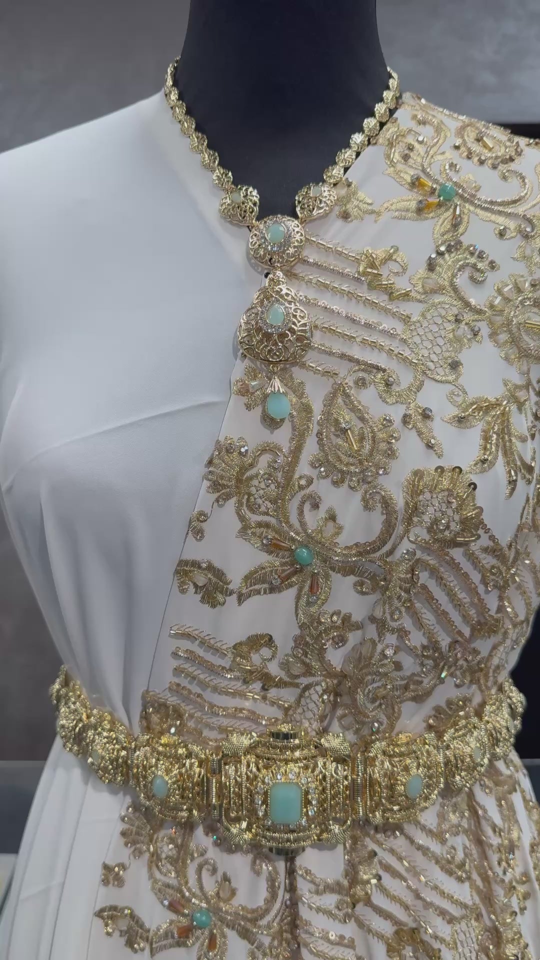 Crème sari stof volledig bewerkt met stenen en kralen, geschikt voor caftan, takshita, dirac of xeftan.