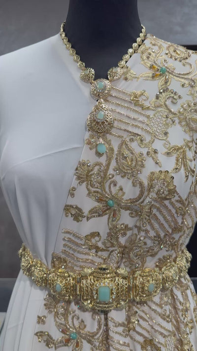 Crème sari stof volledig bewerkt met stenen en kralen, geschikt voor caftan, takshita, dirac of xeftan.