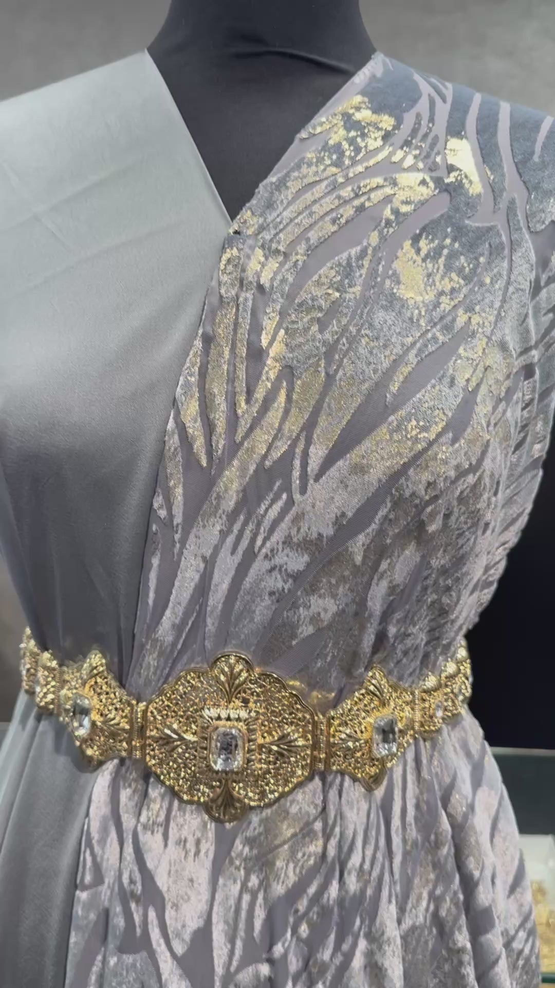 Detailvideo van velvet tlija stof in grijs met gouden accenten en luxe uitstraling.