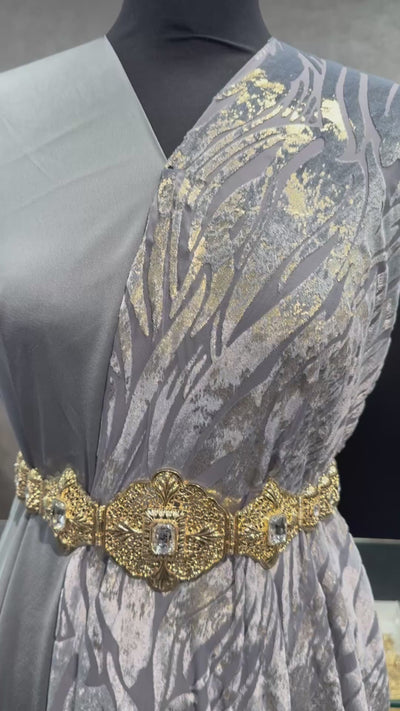 Detailvideo van velvet tlija stof in grijs met gouden accenten en luxe uitstraling.