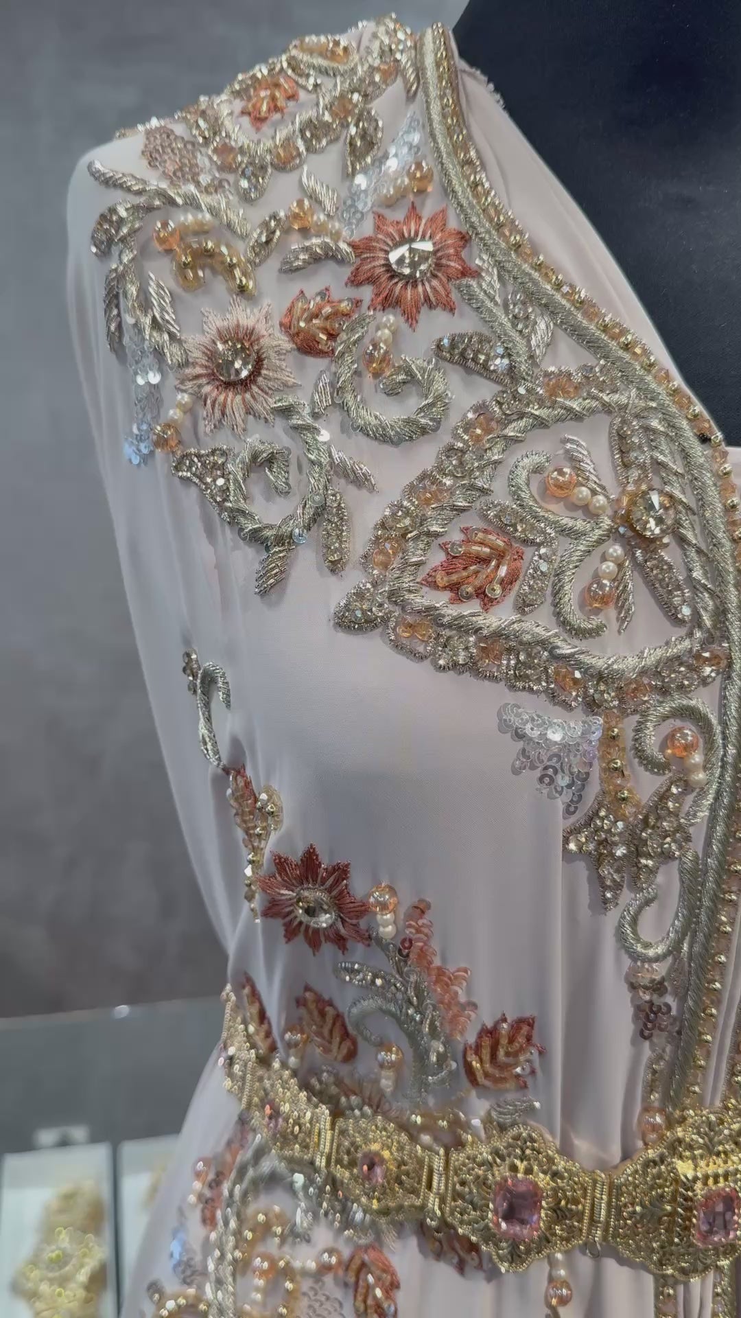 Video van beige takshita stof met geborduurde bloemen en gouden stenen, geschikt voor luxe en feestelijke kleding.