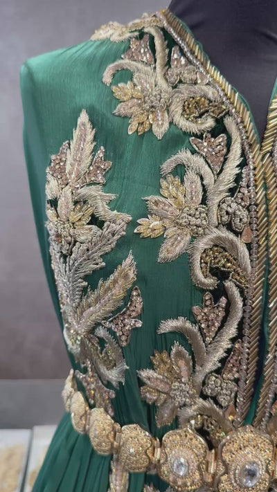 Diepgroene organza caftan stof met goudbewerking en velours patches.