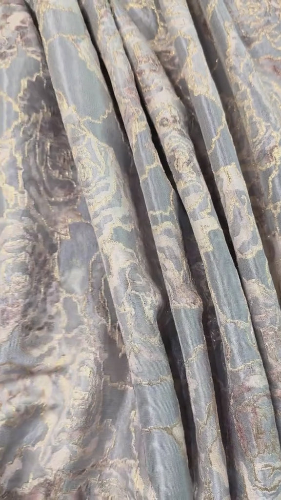 Luxe soepelvallende blauwgrijze brokaat stof met licht oudroze rozenprint. Perfect voor Marokkaanse kleding zoals takshita's en caftans.