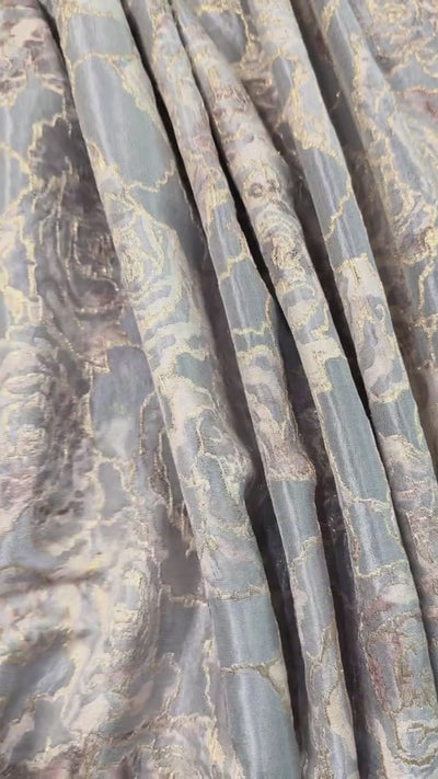 Luxe soepelvallende blauwgrijze brokaat stof met licht oudroze rozenprint. Perfect voor Marokkaanse kleding zoals takshita's en caftans.