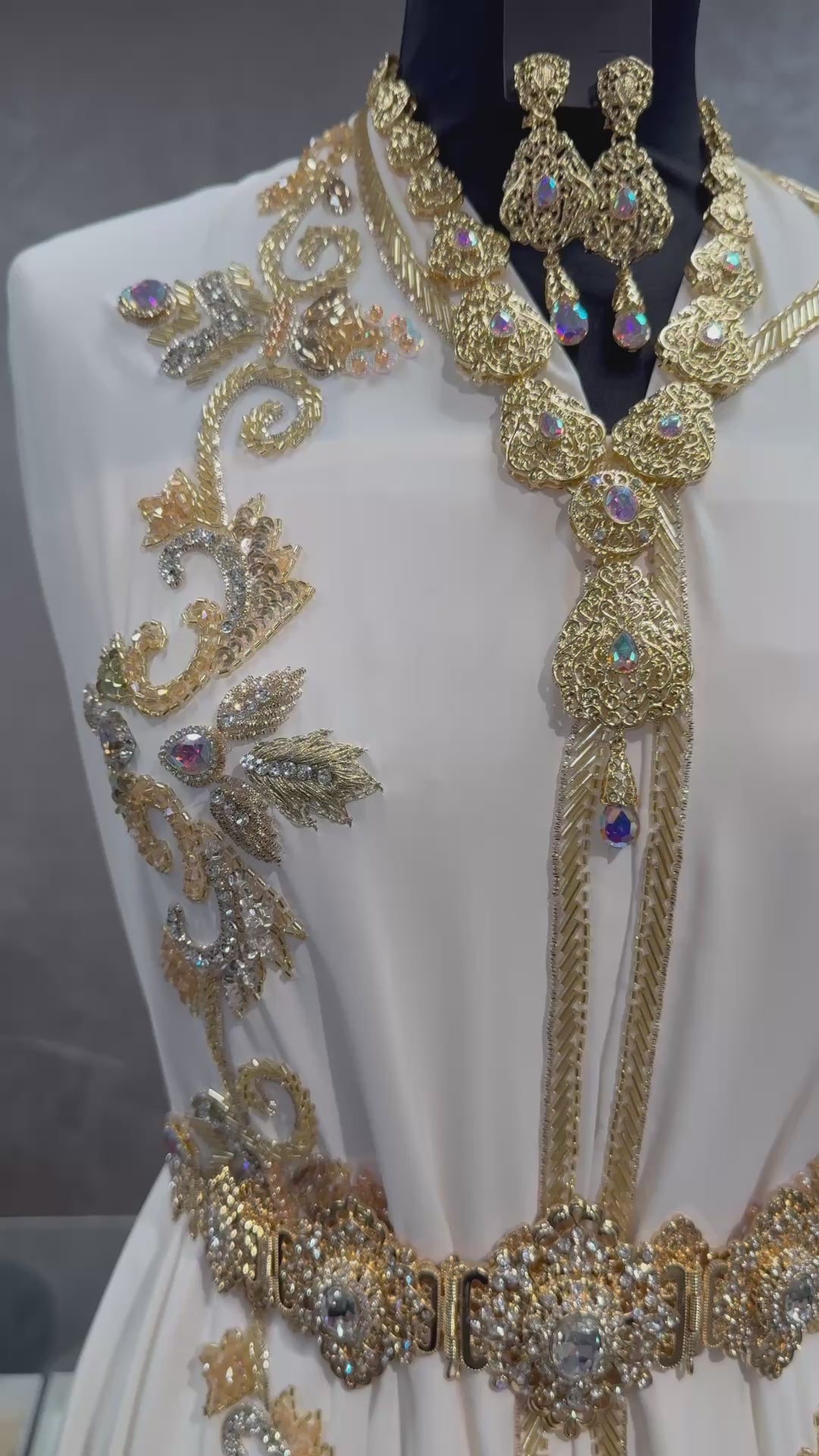 Video van crème caftan of takshita stof met gouden bewerking, geschikt voor henna en feestelijke gelegenheden