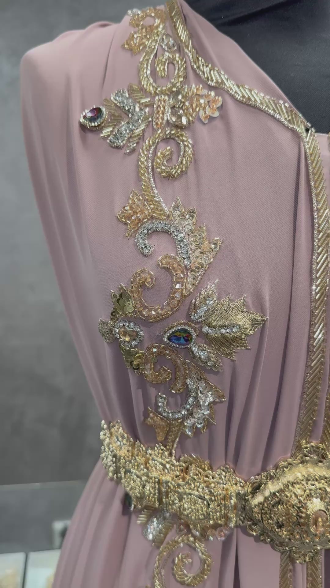 Video van oudroze caftan of takshita stof van crepe kwaliteit, bewerkt met stenen, geschikt voor feestelijke en traditionele kleding.