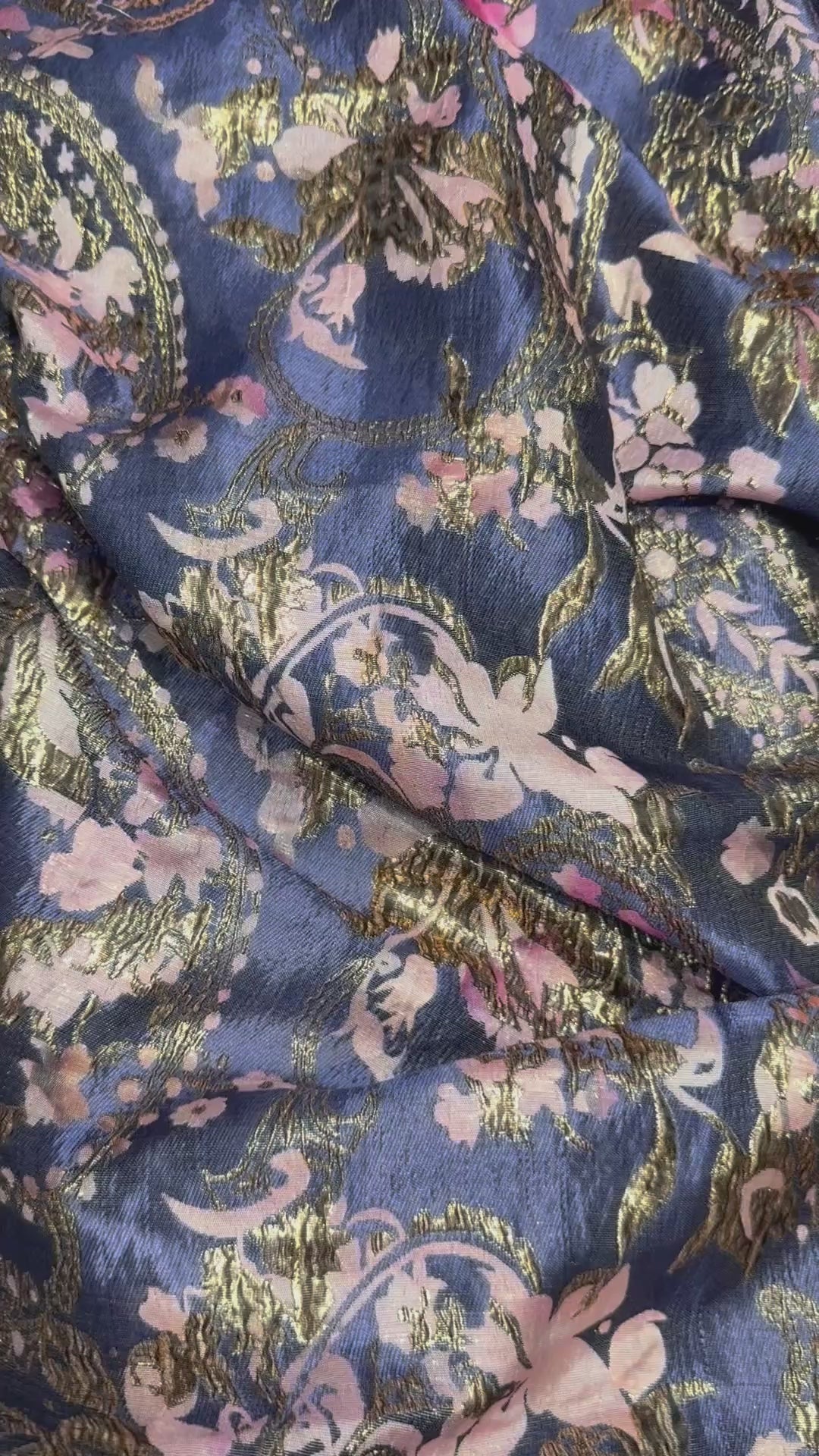 Elegante donkerblauwe brokaat stof met roze details. Perfect voor caftans, takshita’s en avondkleding.