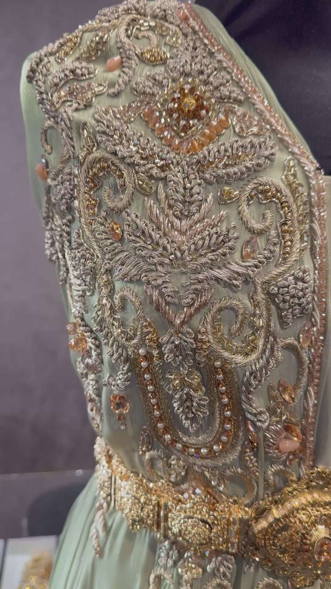 Video van pistache soepel vallende organza stof, afgewerkt met gouden bewerking, steentjes en kralen.