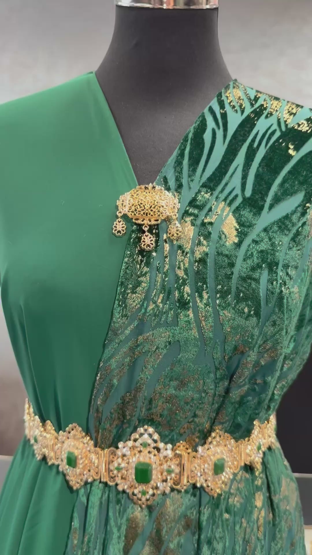 Luxe velvet tlija stof in smaragdgroen met subtiele gouden accenten voor takshita en ca