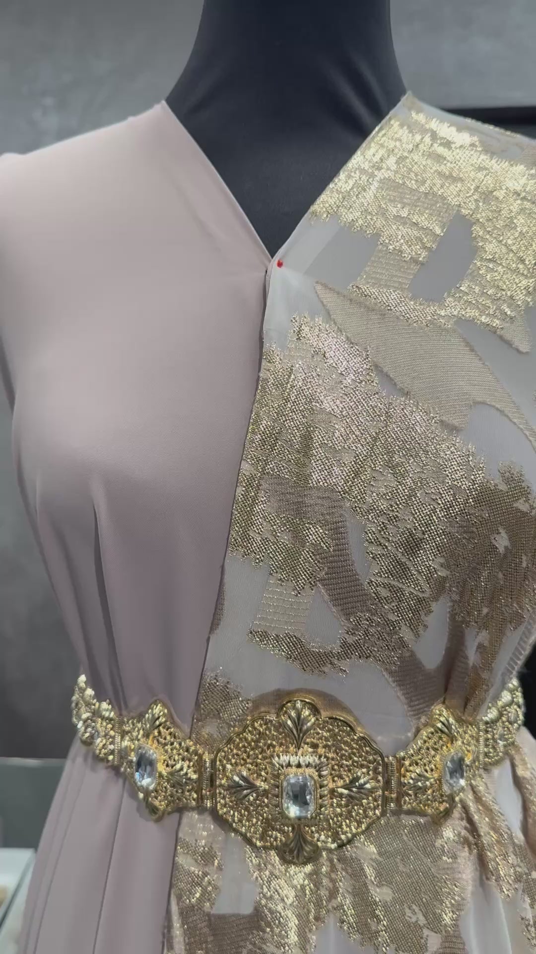 Tlija stof taupe met gouden versiering geschikt voor Dirac, kurdische kleding, kaftan en traditionele kleding.