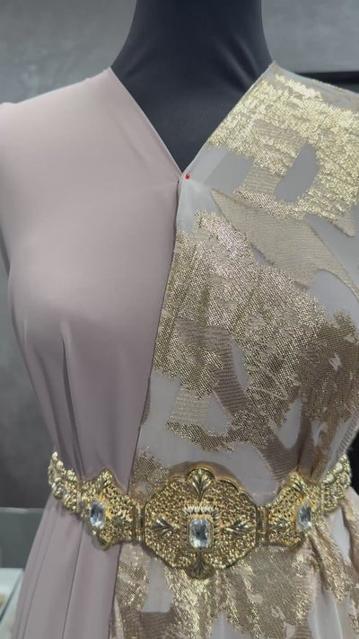 Tlija stof taupe met gouden versiering geschikt voor Dirac, kurdische kleding, kaftan en traditionele kleding.