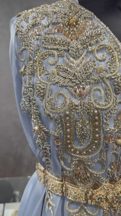 Video van soepelvallende ijsblauwe organza takshita stof met gouden bewerking in beweging.