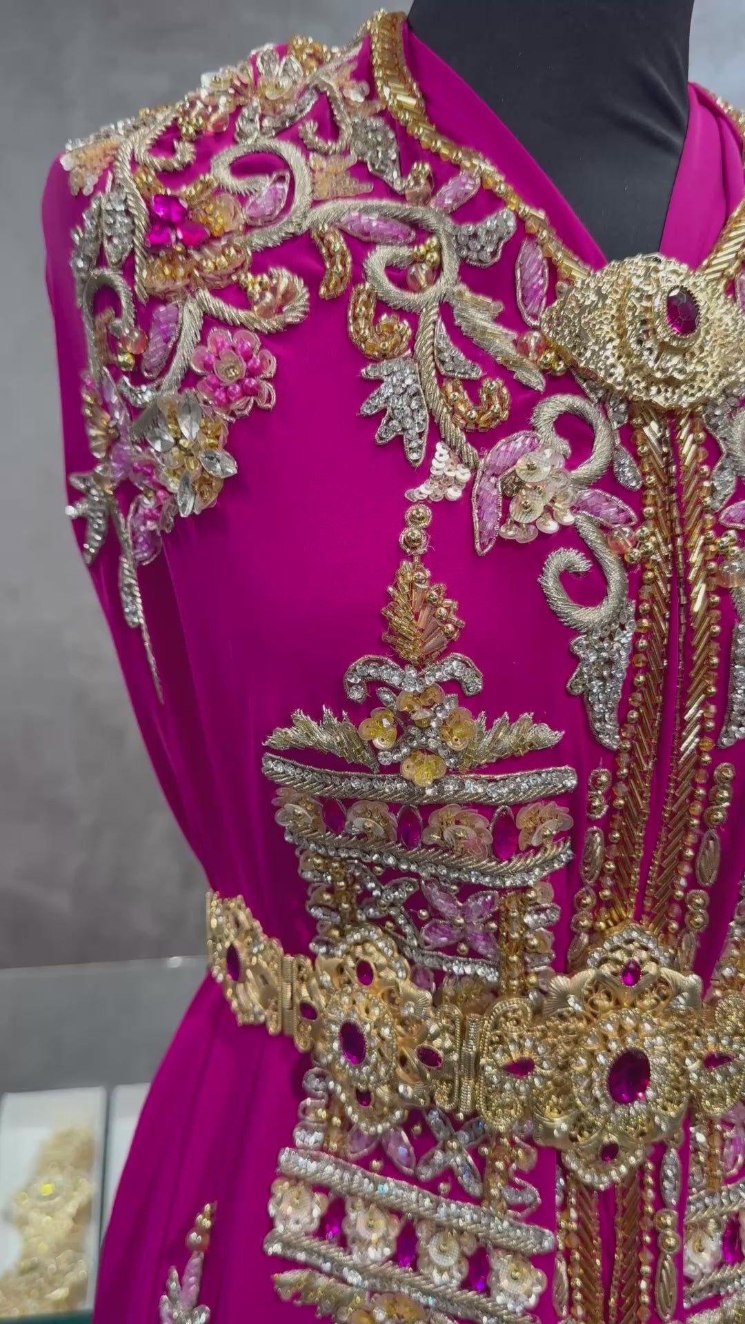 Video van fuchsia soepel vallende crêpe stof, afgewerkt met fuchsia borduurwerk en glassteentjes.