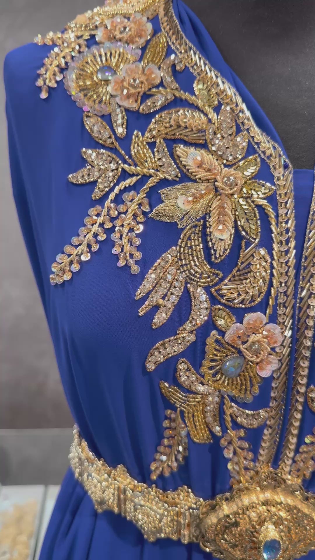 Video van kobaltblauwe takshita stof van crepe kwaliteit, bewerkt met gouden accenten. De onderstof is kobaltblauw crepe.