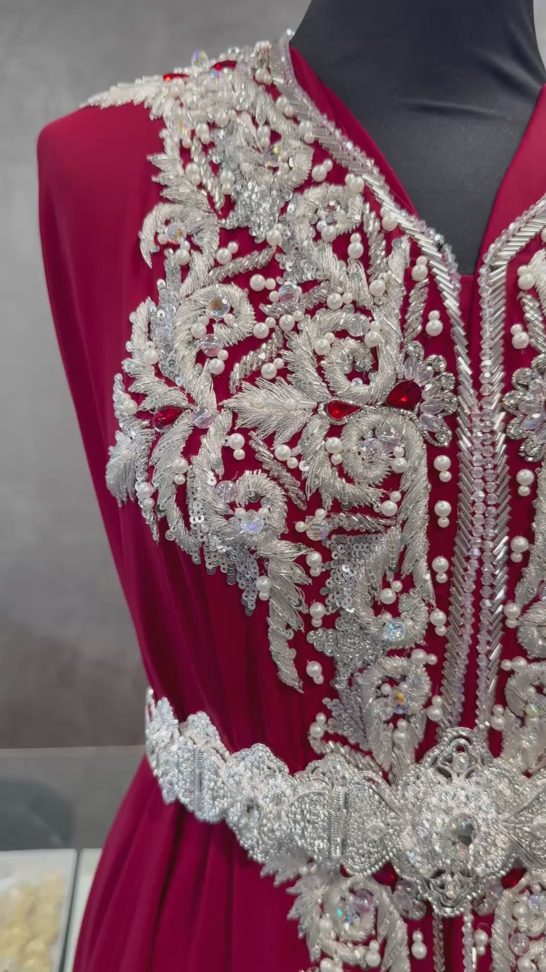 Video van bordeaux takchita crepe stof, bewerkt met zilveren borduurwerk en fonkelende glassteentjes. De onderstof is bordeaux crepe.