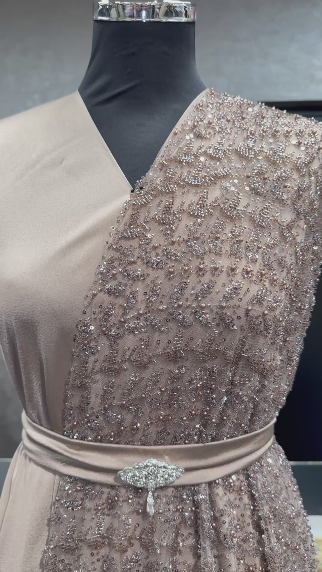 Kanten stof in de kleur taupe met kralen en parels