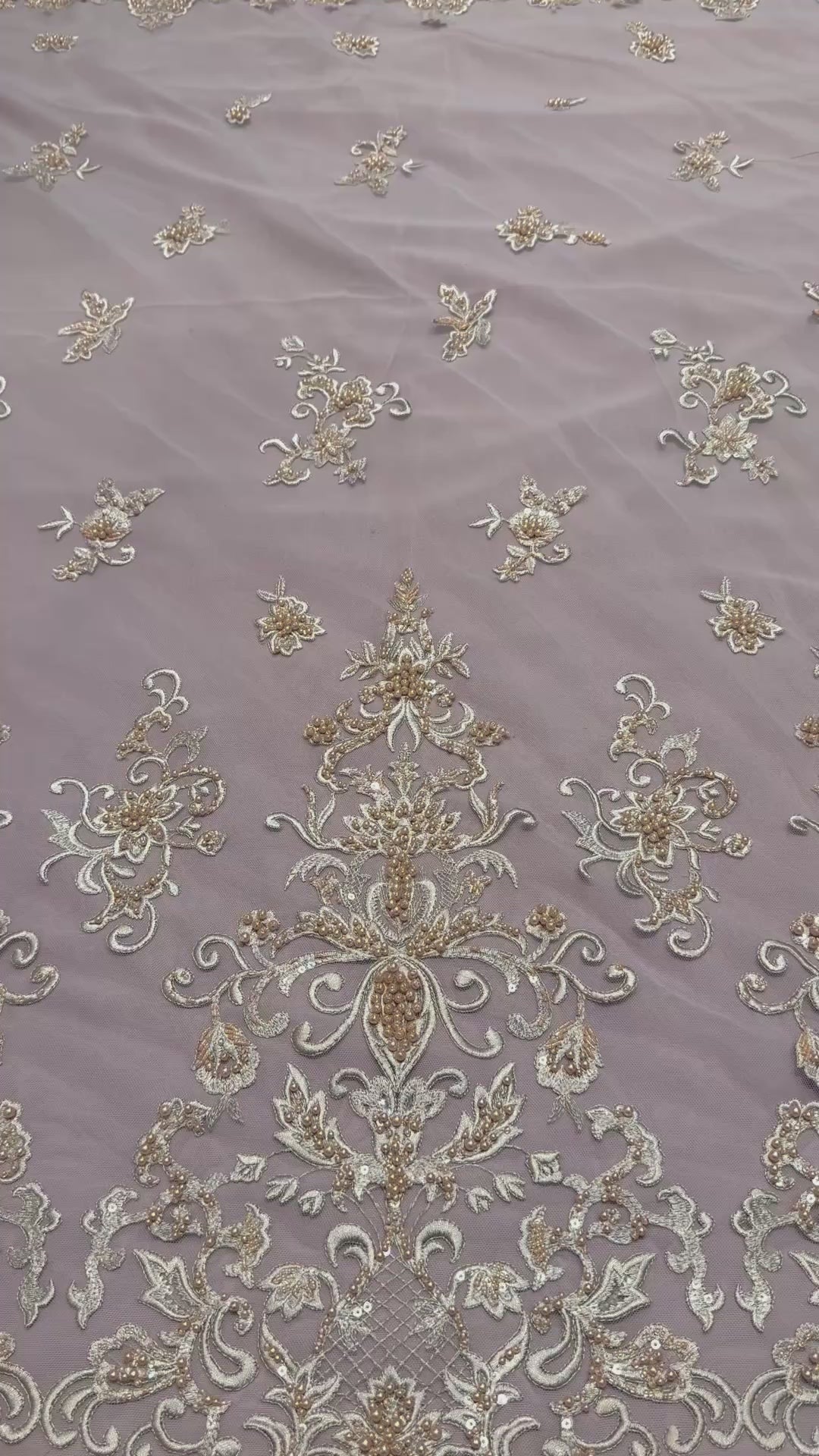 Video van lila kant stof met fijne parels, geschikt voor avondjurk, takshita, dirac en xeftan