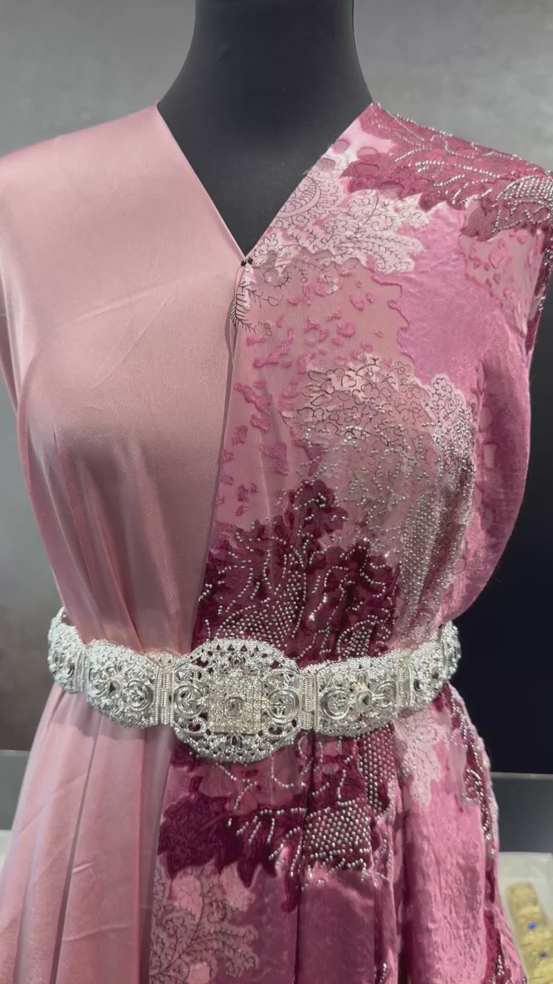 Luxe velvet tlija stof in vintage roze met zilverkleurige steentjes en grijze accenten voor takshita en caftan.