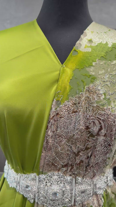 Luxe velvet tlija stof in appelgroen met zilverkleurige steentjes en grijze accenten voor takshita en caftan.