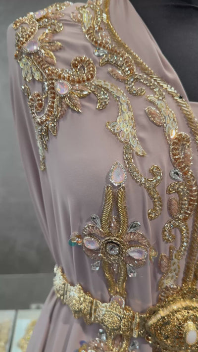 Video van oudroze takshita stof met gouden stenen en roze opal glasstenen.