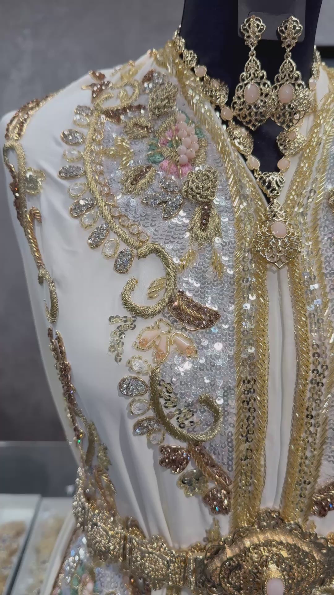 Video van crème caftan of takshita stof van crepe kwaliteit, bewerkt met kralen, stenen en pailletten.