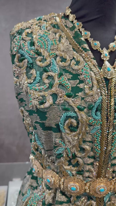 Donkergroene caftan stof, inclusief bijpassende crêpe onderstof. Perfect voor takshita, kaftan of feestelijke kleding, hoogwaardige kwaliteit en elegante uitstraling.