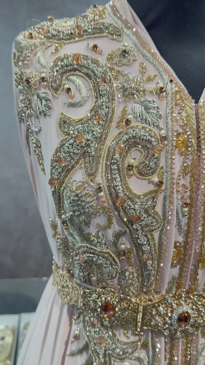 Warm beige crêpe caftan stof met goudborduursel.