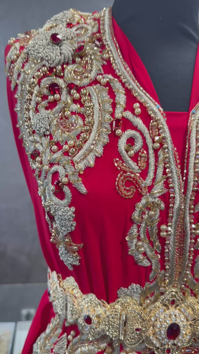 Video van soepelvallende rode crêpe takshita stof met gouden bewerking, kralen en stenen in beweging.