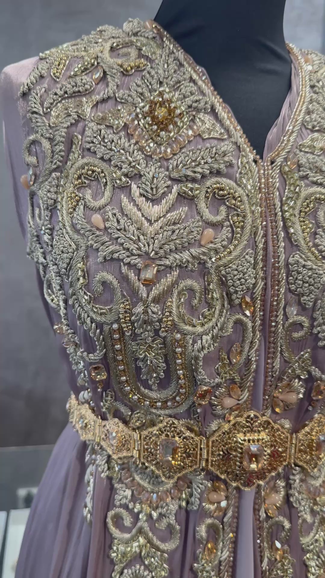 Video van soepelvallende warm taupe organza takshita stof met gouden borduurwerk en stenen in beweging.