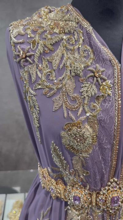 Video van soepelvallende paarse takshita stof van crêpe met gouden bewerking en paarse kant patches in beweging.