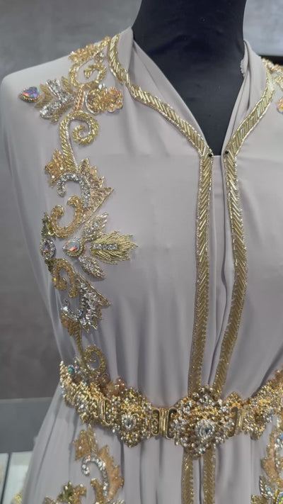 Video van beige caftan of takshita stof met gouden bewerking