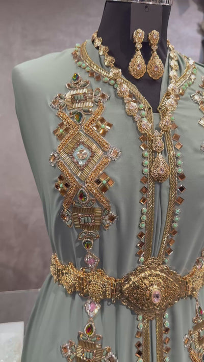 Caftan of takshita stof zeegroen met gouden bewerking en handgemaakte steentjes.