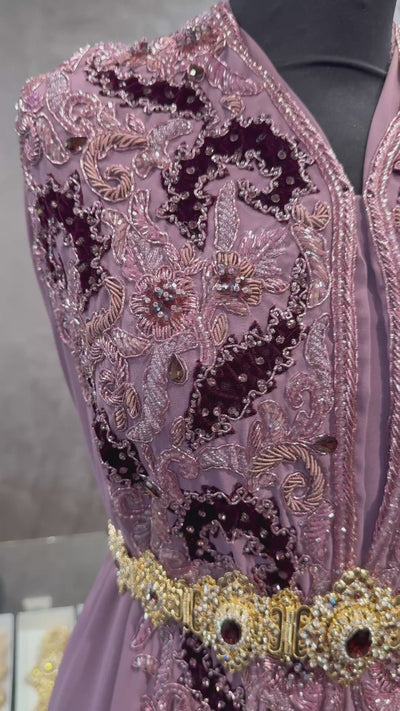 Video van mauve roze crêpe stof voor takshita waarin de valling, structuur en tone-sur-tone afwerking duidelijk zichtbaar zijn.