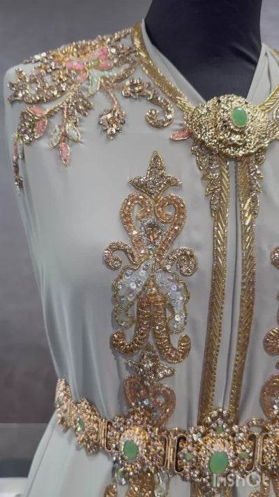 Mintgroene crêpe caftan stof met gouden bewerking en zalmkleurige kraaltjes.