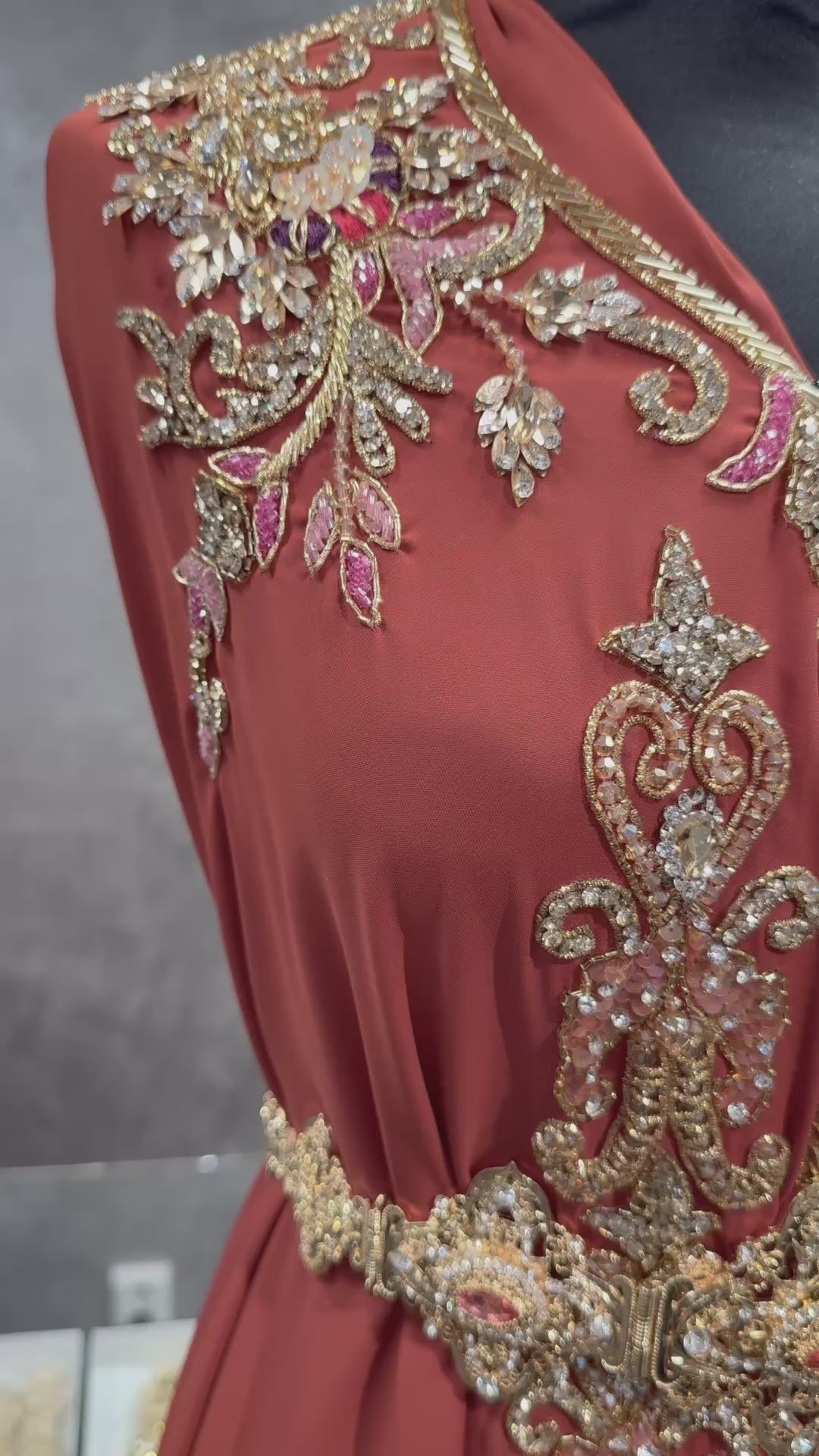 Video van terra caftan of takshita stof van crepe kwaliteit, inclusief bijpassende onderstof, geschikt voor feestelijke en traditionele kleding.