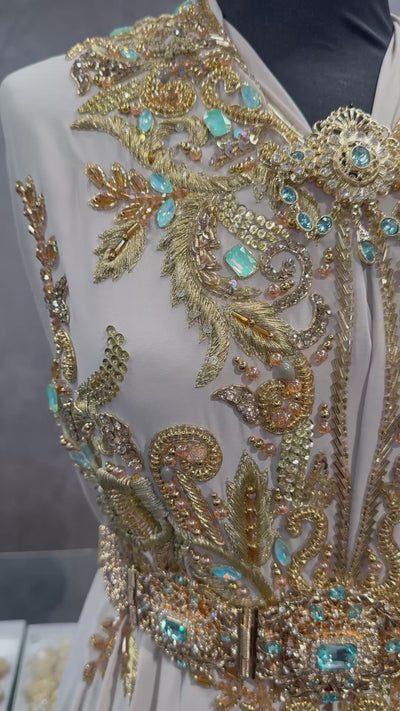 Video van beige crepe stof met licht turquoise opal steentjes.