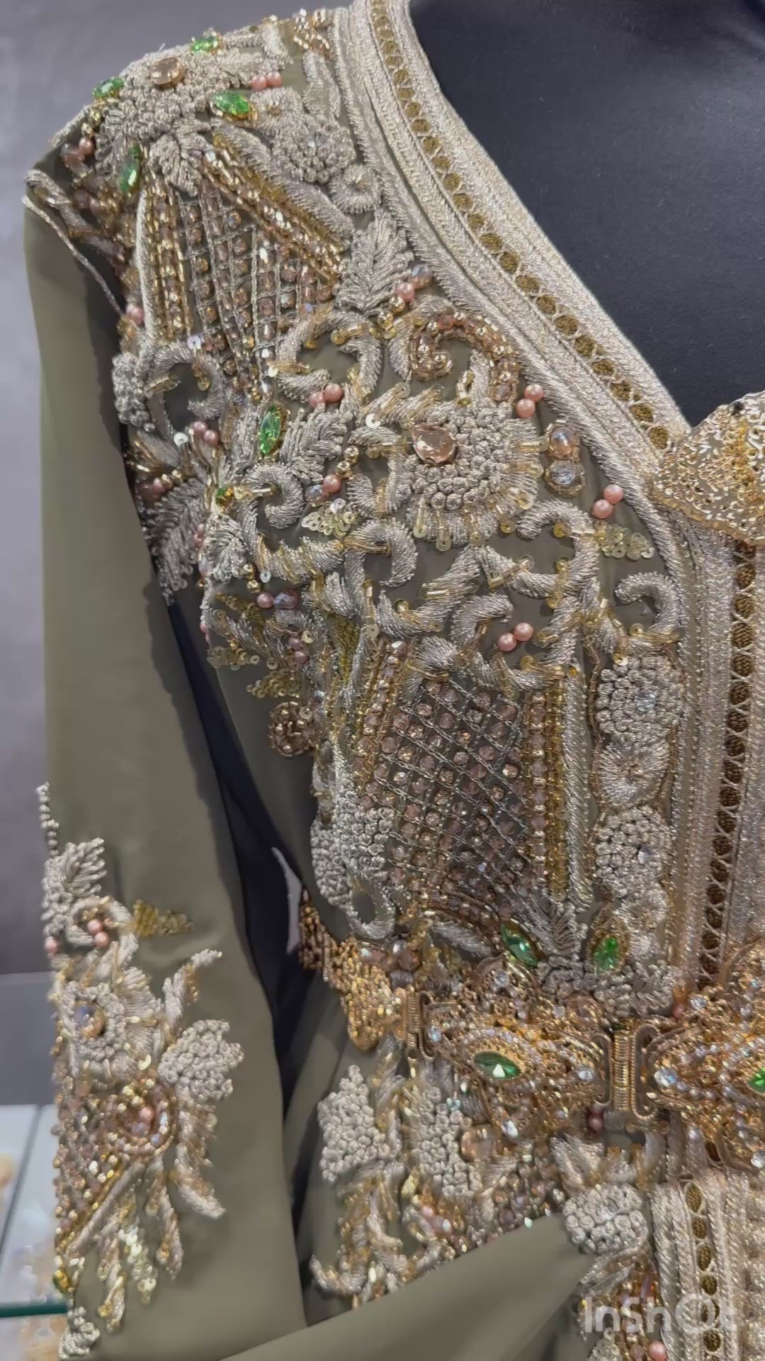 kant-en-klare takshita in mosgroen met gouden details.