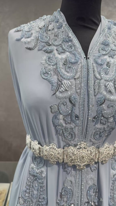 IJsblauwe crêpe caftan stof met tone-on-tone borduursels, kralen en zilverkleurige details.