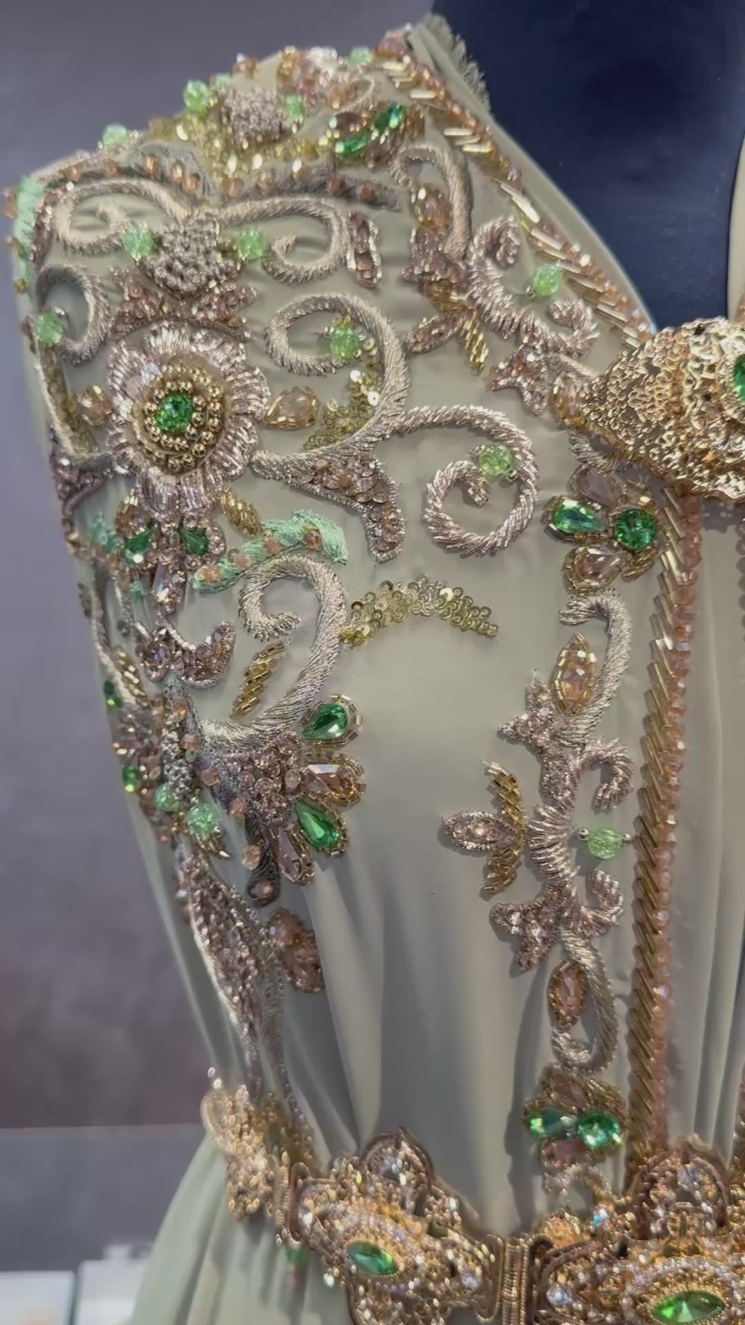 Pistachekleurige crêpe caftan stof met goudkleurige bewerking en groen borduurwerk.