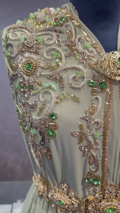 Pistachekleurige crêpe caftan stof met goudkleurige bewerking en groen borduurwerk.