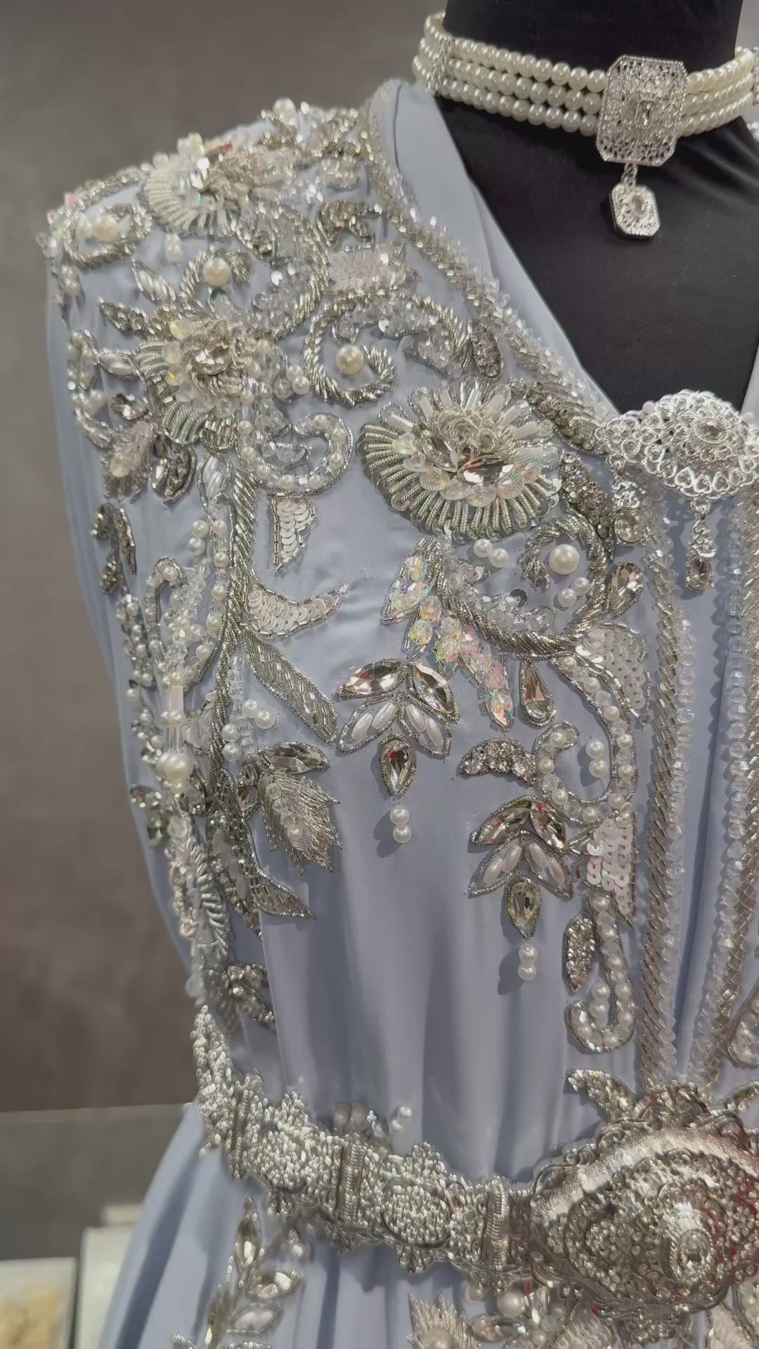 Luxe lichtblauwe caftan stof met elegante zilveren bewerking, ideaal voor takshita, kaftan of feestelijke Marokkaanse jurken.