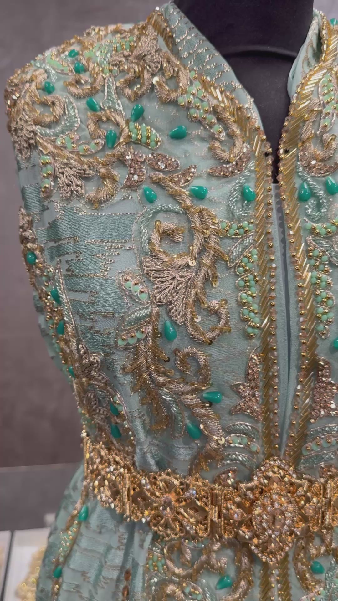 Video van zeegroene semi-transparante takshita stof, bewerkt met kraaltjes en stenen, met zeegroene crepe onderstof.