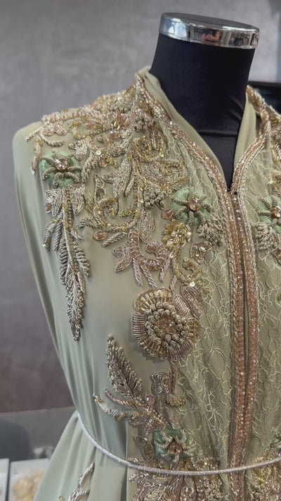 Pistache crêpe takshita stof met goud borduurwerk en kanten applicaties video