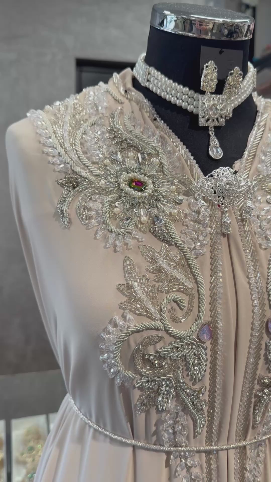 Beige crêpe takshita stof met zilveren bewerking video