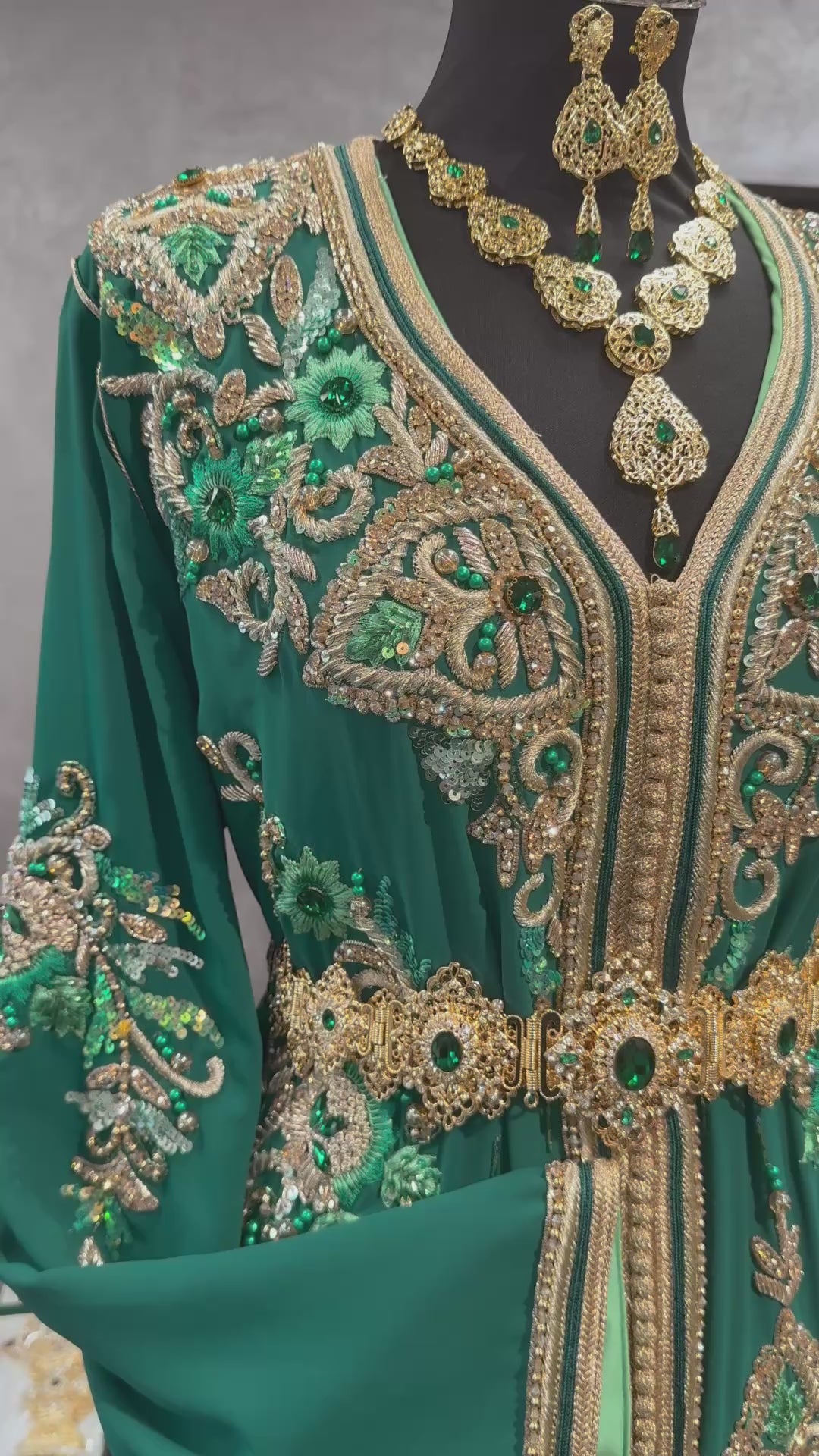 Elegante donker turquoise takshita met gouden sfifa, ideaal voor bruiloften of feestelijke gelegenheden.