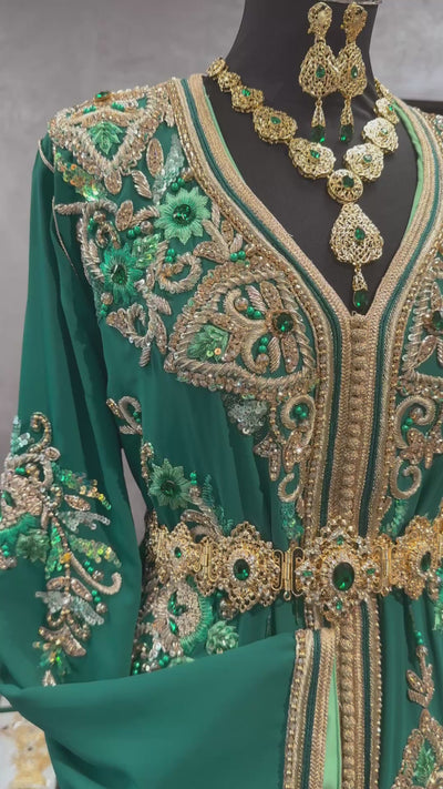 Elegante donker turquoise takshita met gouden sfifa, ideaal voor bruiloften of feestelijke gelegenheden.