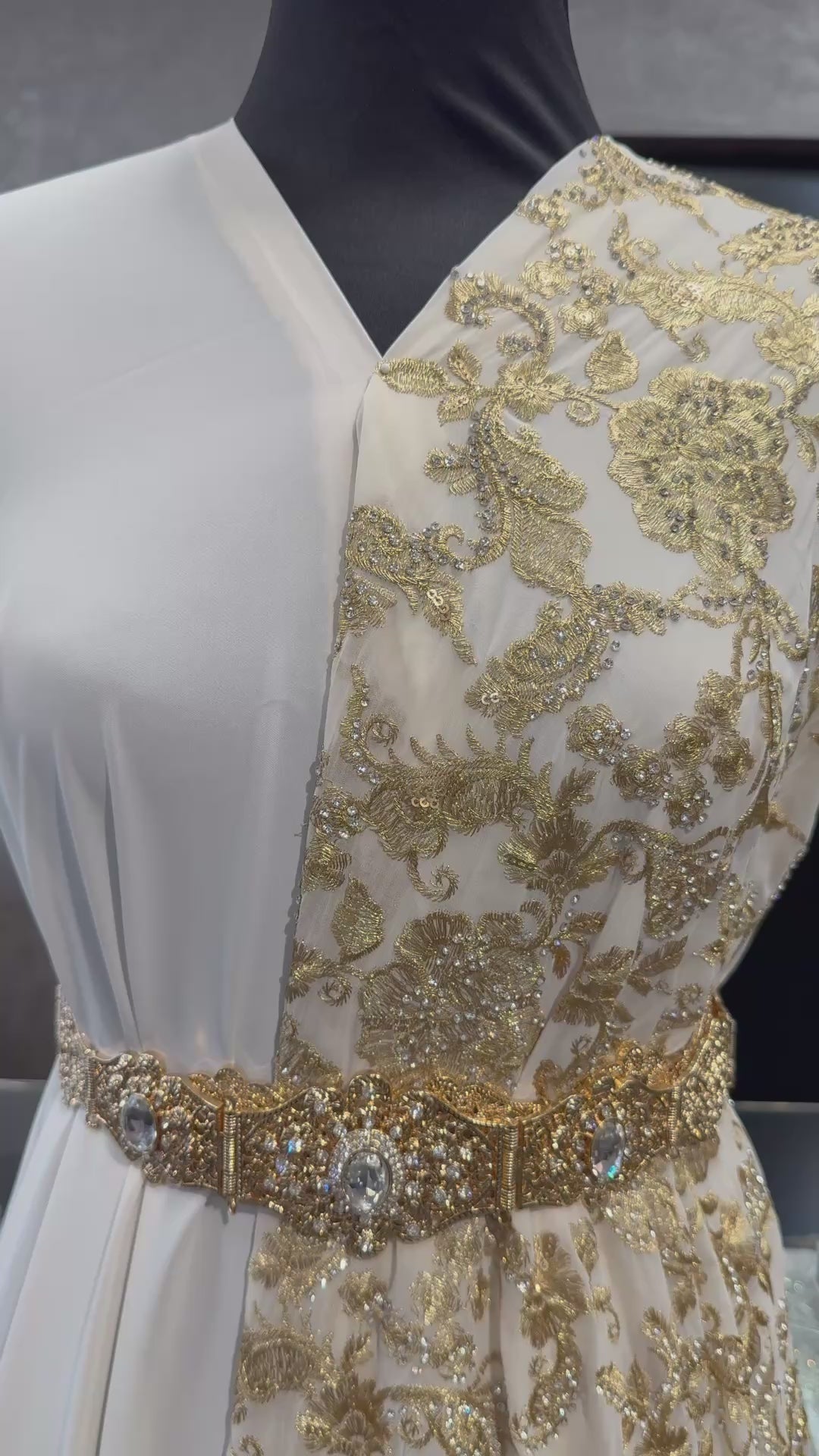 Video van crème sari stof met gouden accenten, waarbij de structuur en afwerking van de stof duidelijk zichtbaar zijn. Geschikt voor luxe en traditionele ontwerpen.