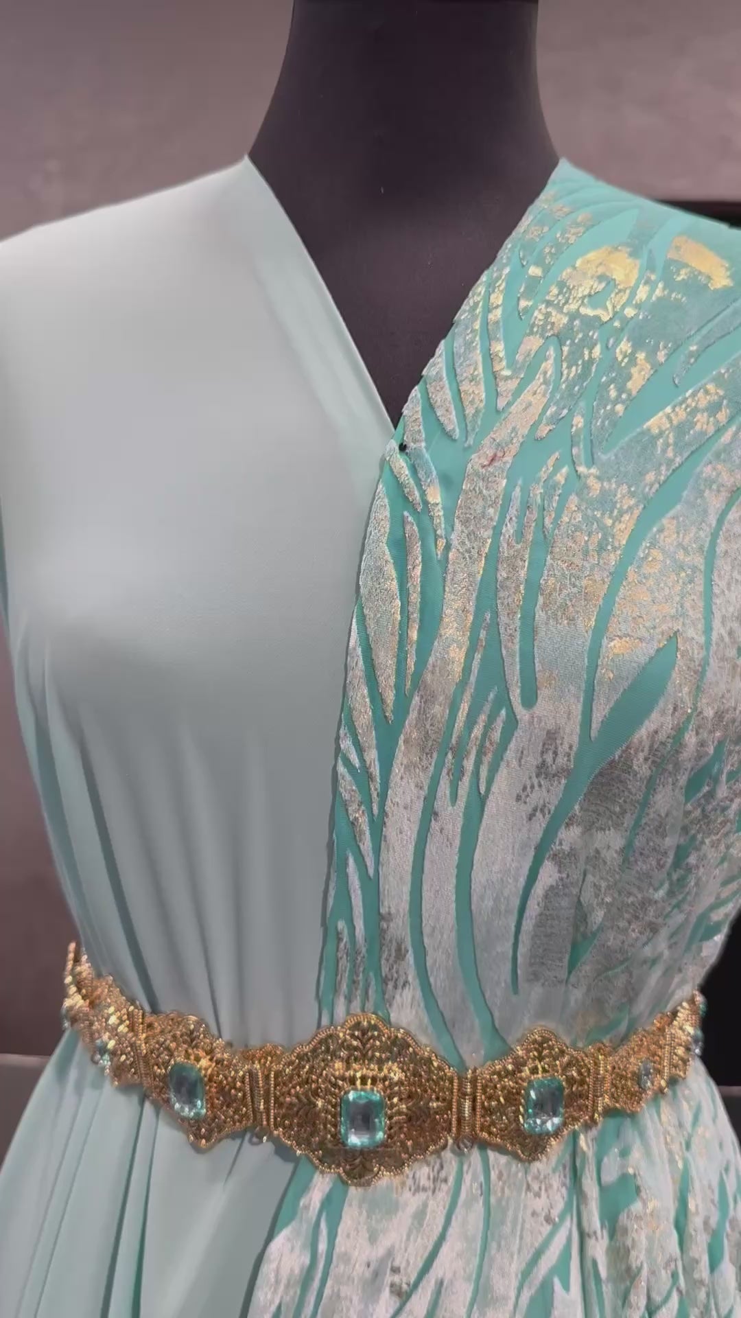 Luxe velvet tlija stof in mintblauw met subtiele gouden accenten voor takshita en caftan.