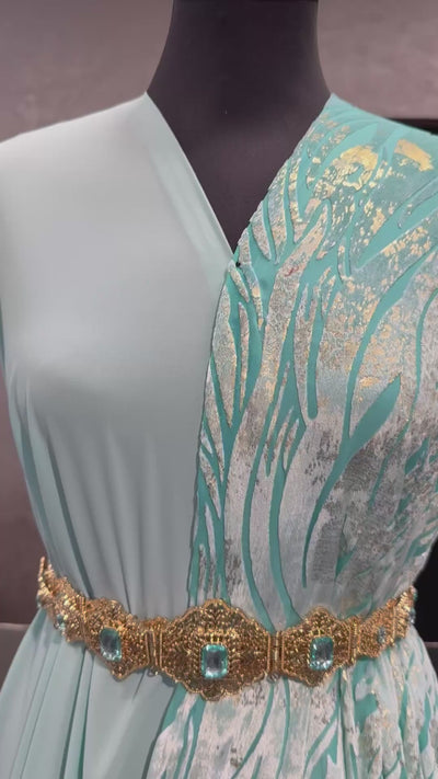 Luxe velvet tlija stof in mintblauw met subtiele gouden accenten voor takshita en caftan.