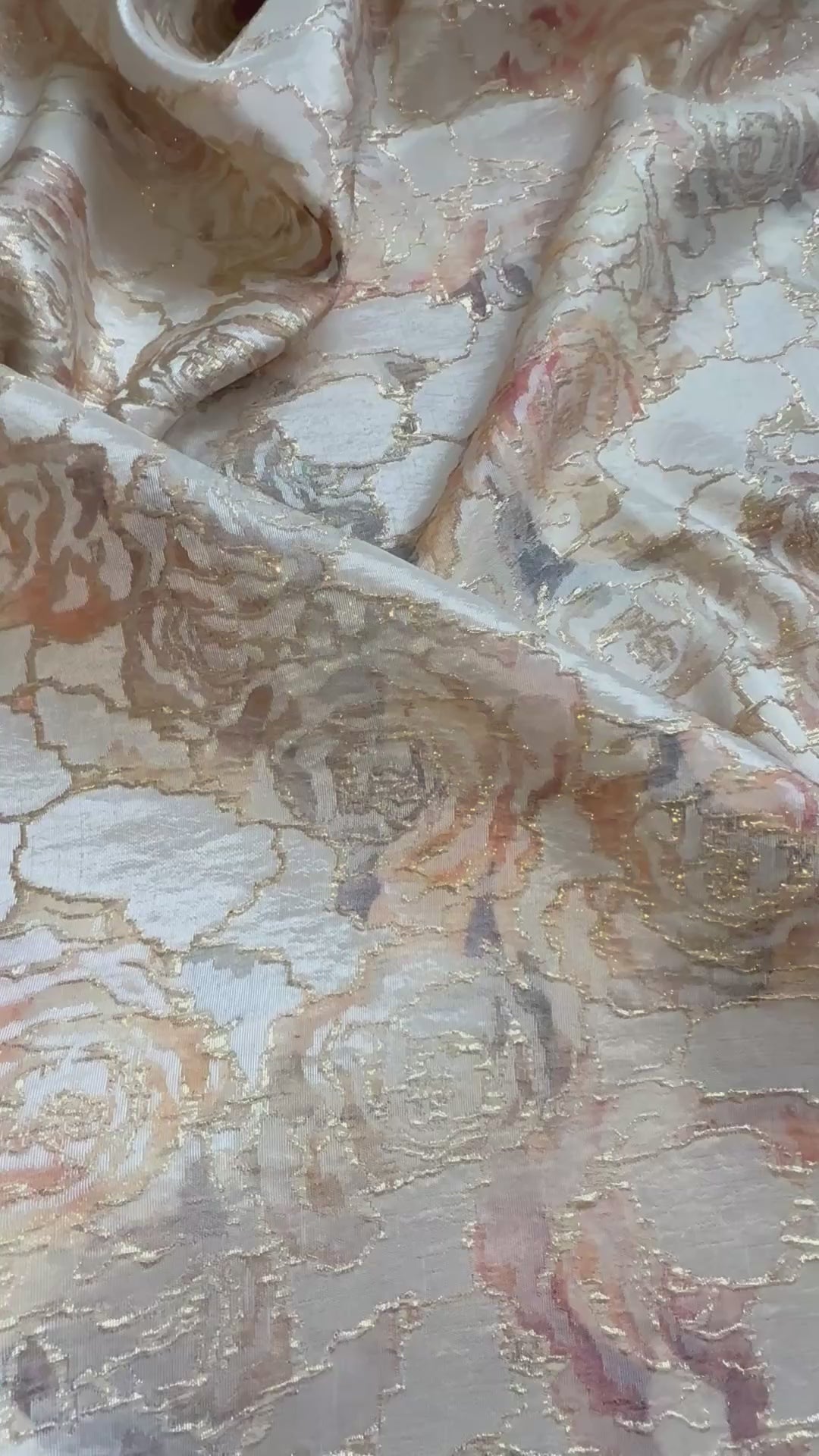 Luxe soepelvallende champagne brokaat stof met een rozenprint in lichtzalm, crème, grijze en blauwe tinten. Perfect voor Marokkaanse kleding zoals takshita's en caftans.